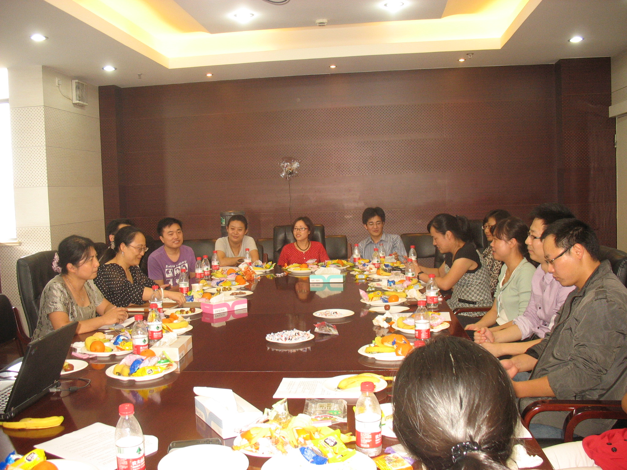 太阳集团9728召开青年教师座谈会
